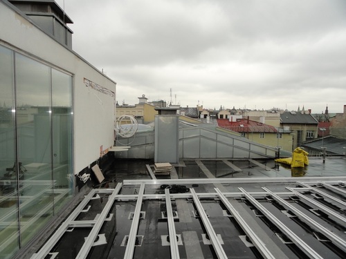 Jak przeprowadzić remont tarasu na dachu starej krakowskiej kamienicy ?